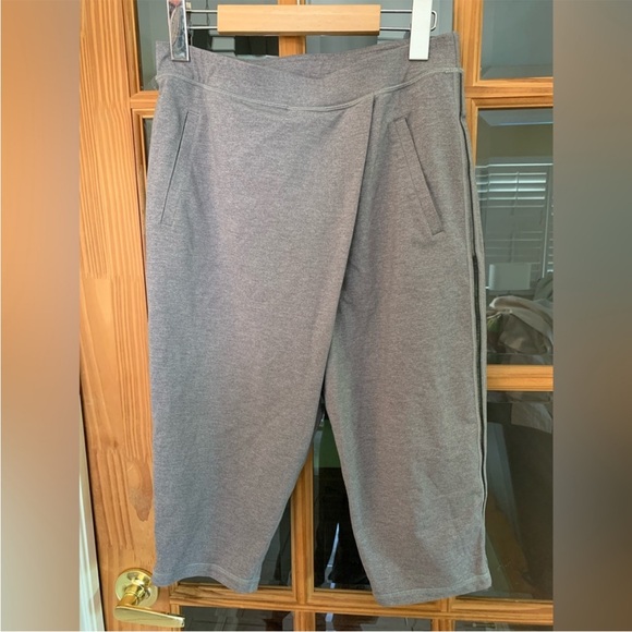 Lululemon Retreat Yogi Crop, Size 4 - Picture 2 of 5